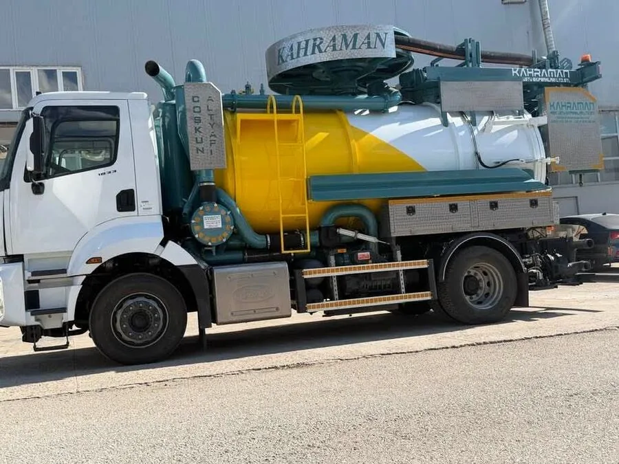 Sultanbeyli'de acil bir çağrıya hızla müdahale eden vidanjör ekibinin fotoğrafı