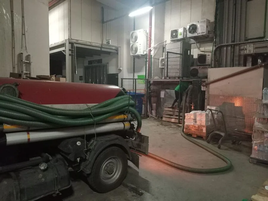 Sultanbeyli'de bir apartmanın foseptiğini boşaltan vidanjör aracının fotoğrafı